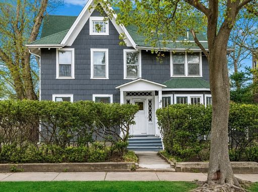 *** 2BR-1BA / RECENTLY UPDATED / GARAGE / CENTRAL AIR / SS APPLIANCES / ON-SITE LAUNDRY / HARDWOOD FLOORS / ON-SITE STORAGE ***