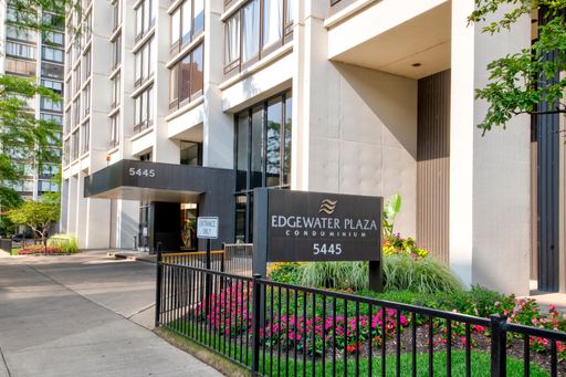 *** LAKE VIEW 1BR, $300 MOVE-IN FEE! / RECENTLY UPDATED / HARDWOOD FLOORS / LARGE CLOSETS / CENTRAL AIR / EASY COMMUTE *** – photo 1
