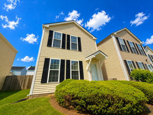 *** 3 BDRM - 1.5 BTH / CENTRAL AC / ATTACHED GARAGE / IN UNIT LAUNDRY / PET FRIENDLY *** – photo 1