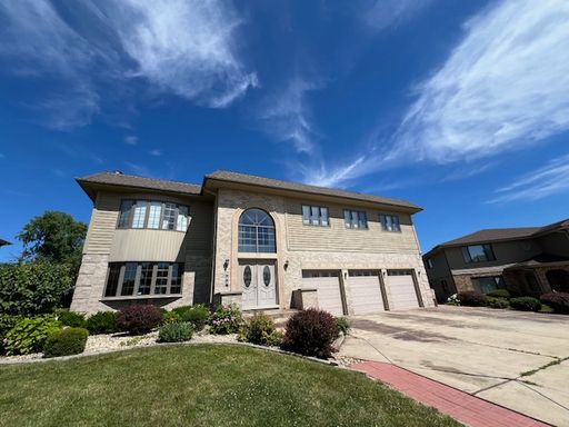 *** BLOOMINGDALE-BROOKDALE ESTATES / 2BR, 2BA / CENTRAL AIR / SS APPLIANCES / PARKING INCL / ON-SITE LAUNDRY***