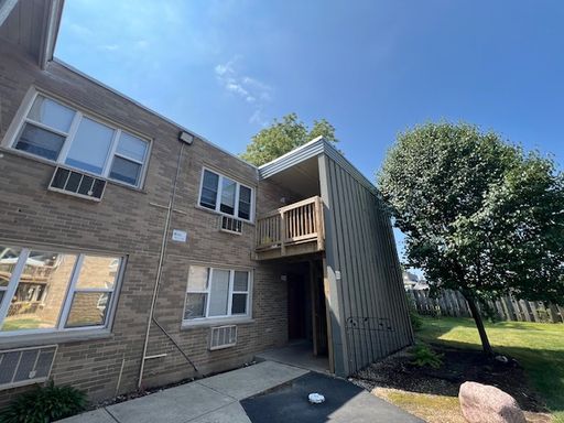 *** CRYSTAL LAKE / 2BR-1BA / PARKING INCLUDED / APPLIANCES INCLUDED / PET FRIENDLY / ONLY PAY ELECTRIC ***