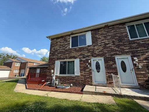 *** RECENTLY UPDATED / FIN BASEMENT / IN UNIT LAUNDRY / ATTACHED GARAGE PARKING / SS APPL ***