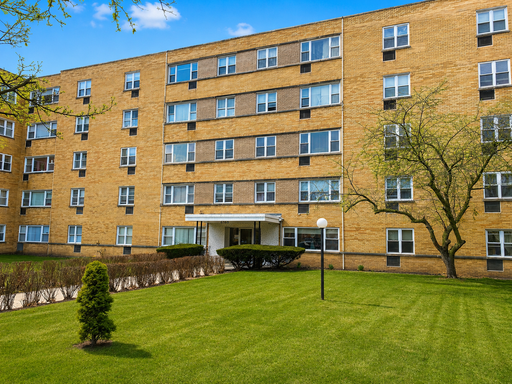 *** TOP FLOOR / TENANT PAYS ELECTRIC ONLY / 2 BDRM - 1 BTH / APPL INCL / LAUNDY IN BUILDING*** – photo 1