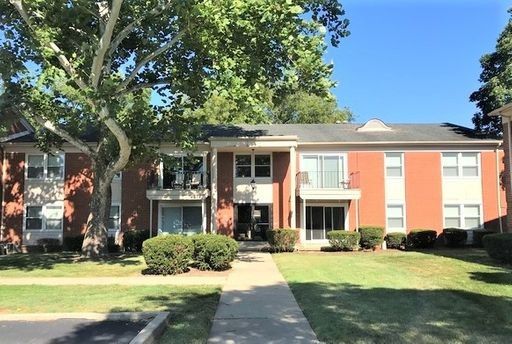 *** 2 BDRM / UPDATED UNITS / LAUNDRY IN BUILDING / PETS ALLOWED / LOTS OF CLOSET SPACE ***