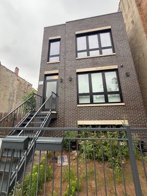 *** 3 BDRM - 2.5 BTH / 2000 SQFT / PET FRIENDLY / IN UNIT LAUNDRY / 2 PARKING SPOTS *** – photo 1