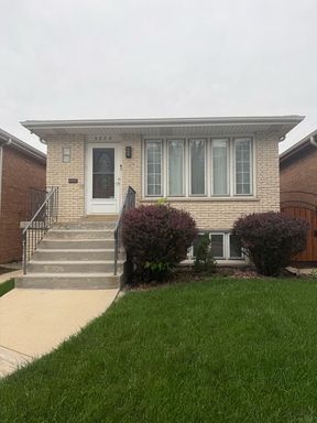 *** 3BR-2BA / CENTRAL AIR / GARAGE / KITCHEN APPL INCL / IN-UNIT LAUNDRY / WOOD FLOORING / FINISHED BASEMENT *** – photo 1