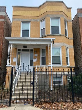 *** LOGAN SQUARE / 4BR-2BR DUPLEX DOWN / SS APPLIANCES / CENTRAL AIR / IN-UNIT LAUNDRY / PET FRIENDLY / HARDWOOD FLOORS / FINISHED BASEMENT *** – photo 1