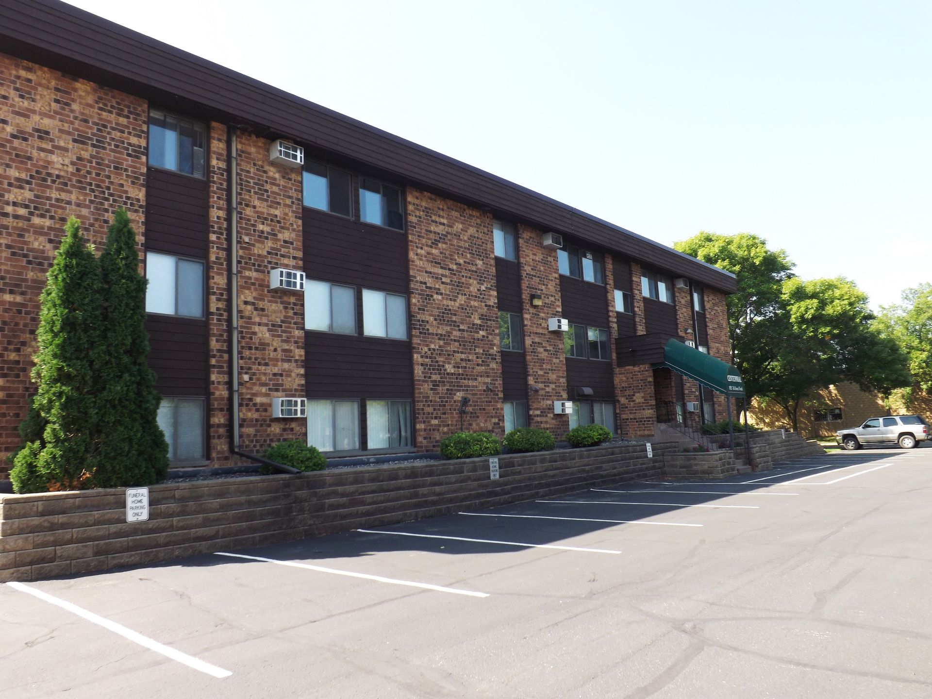 St. Cloud Apartment: 1921 7th St N