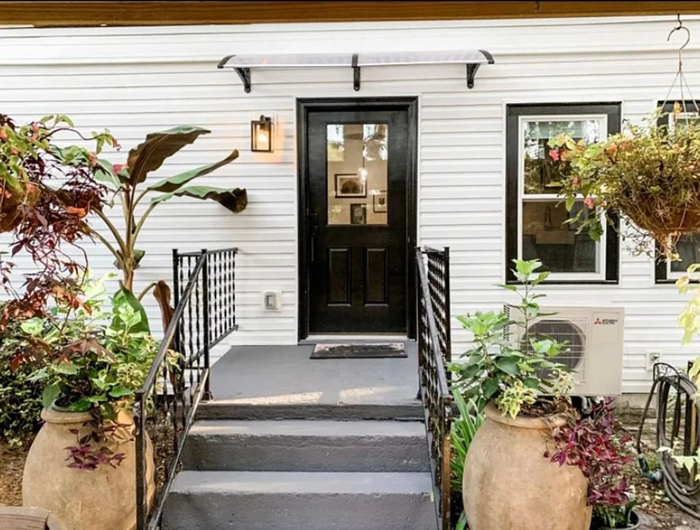 Savannah Apartment: 45 E 60th St Unit 2