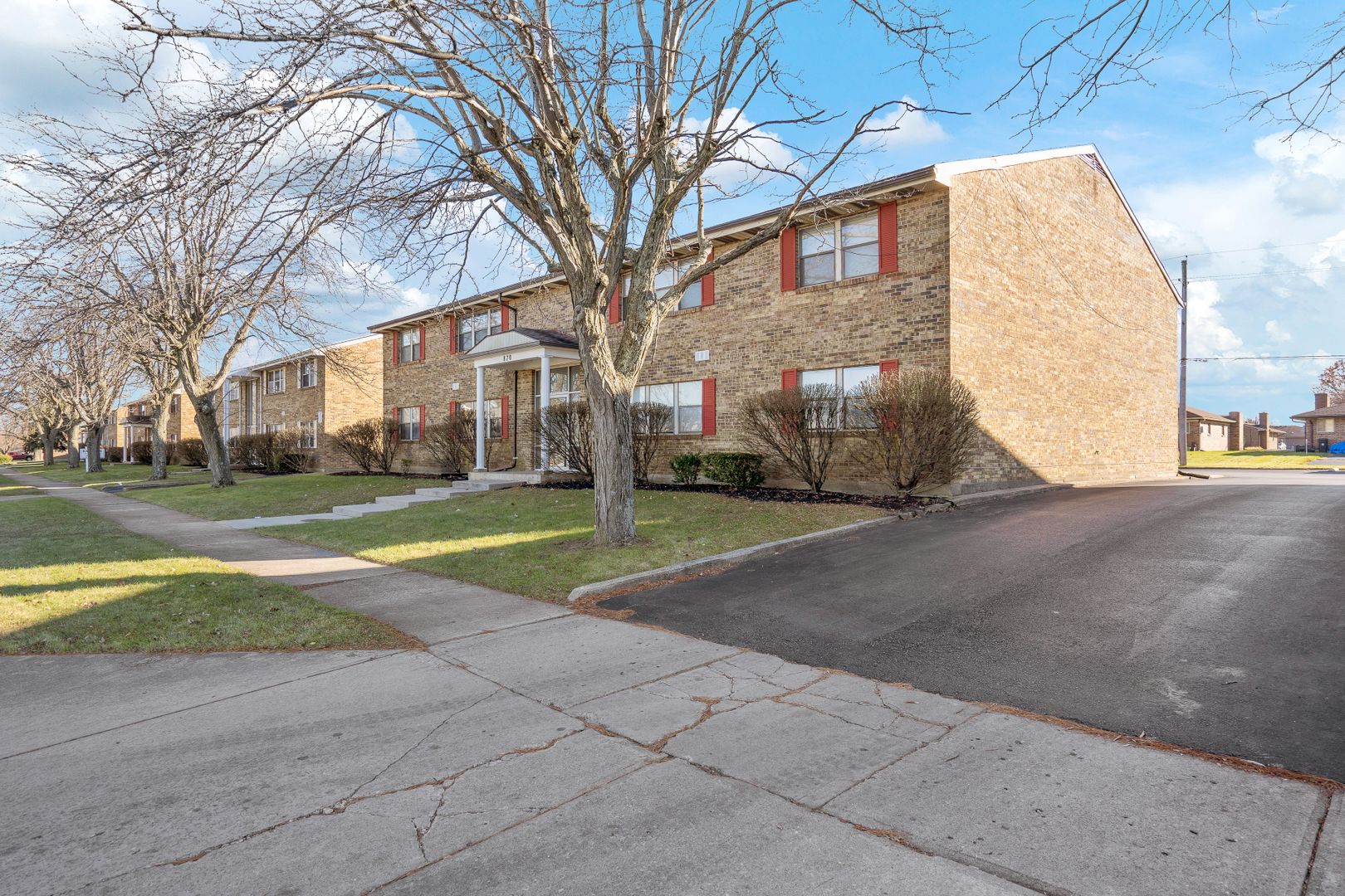 Vandalia Apartment: 880 West Alkaline Springs Road