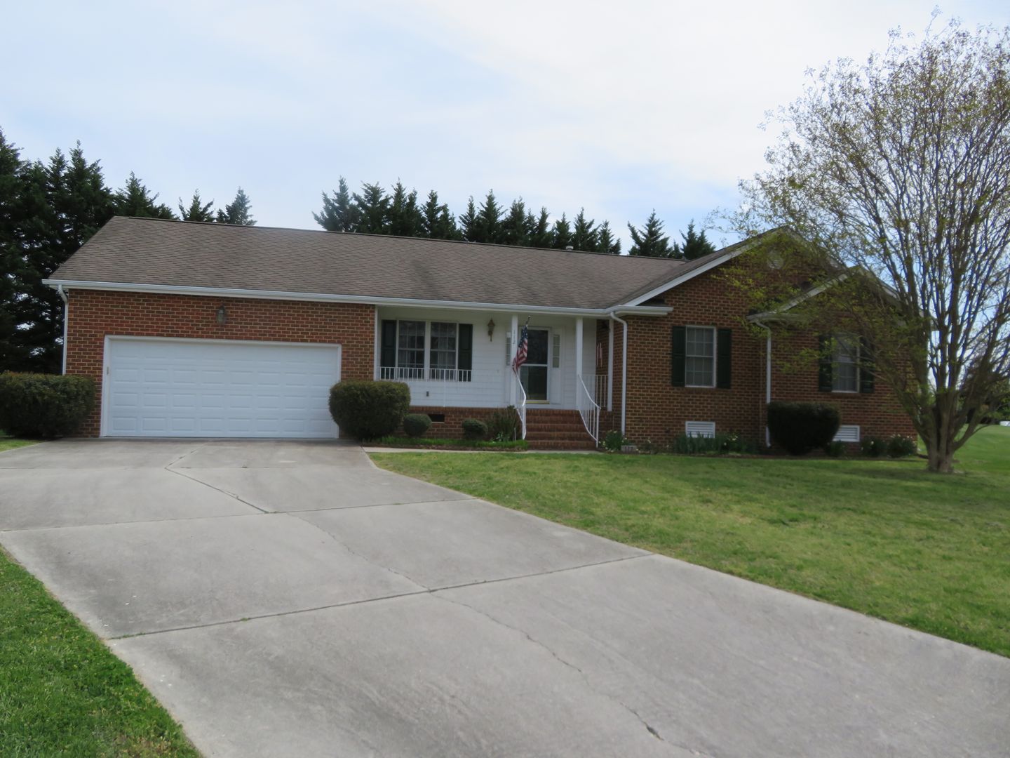 Colonial Heights House: 112 Shade Tree Court