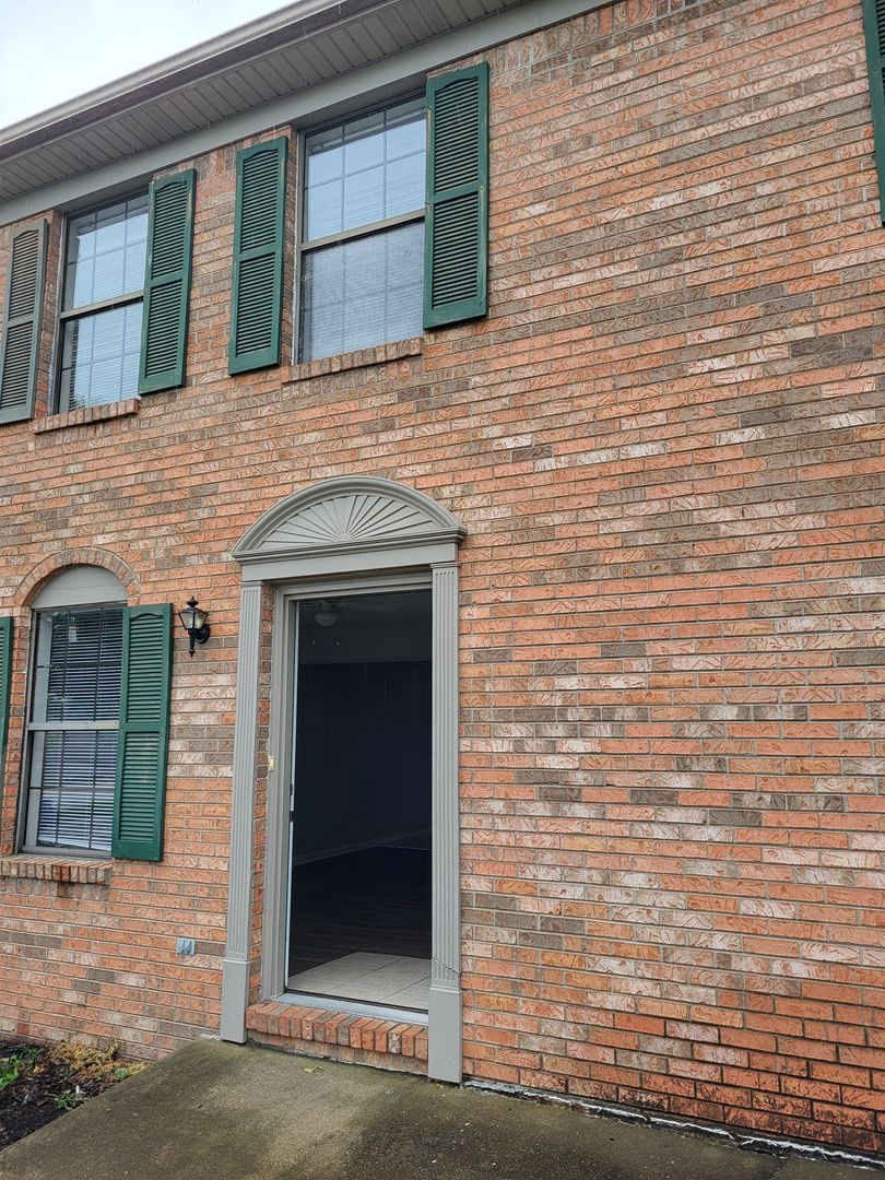 Richmond Apartment: 192 South Killarney Lane