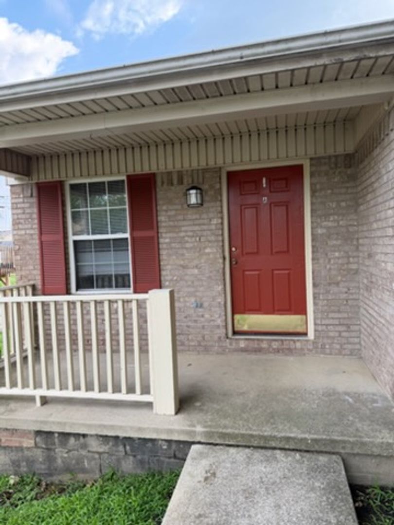 Richmond Apartment: 207 Aqueduct Drive