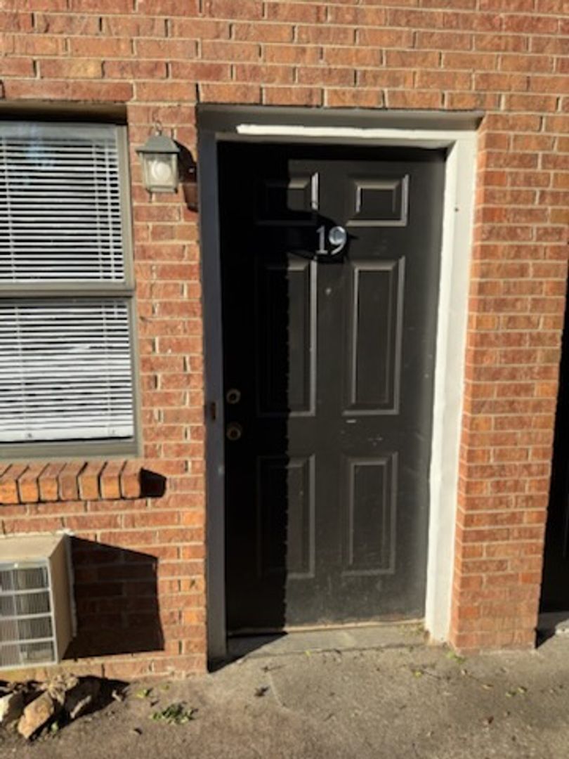 Richmond Apartment: 423 Gibson Lane