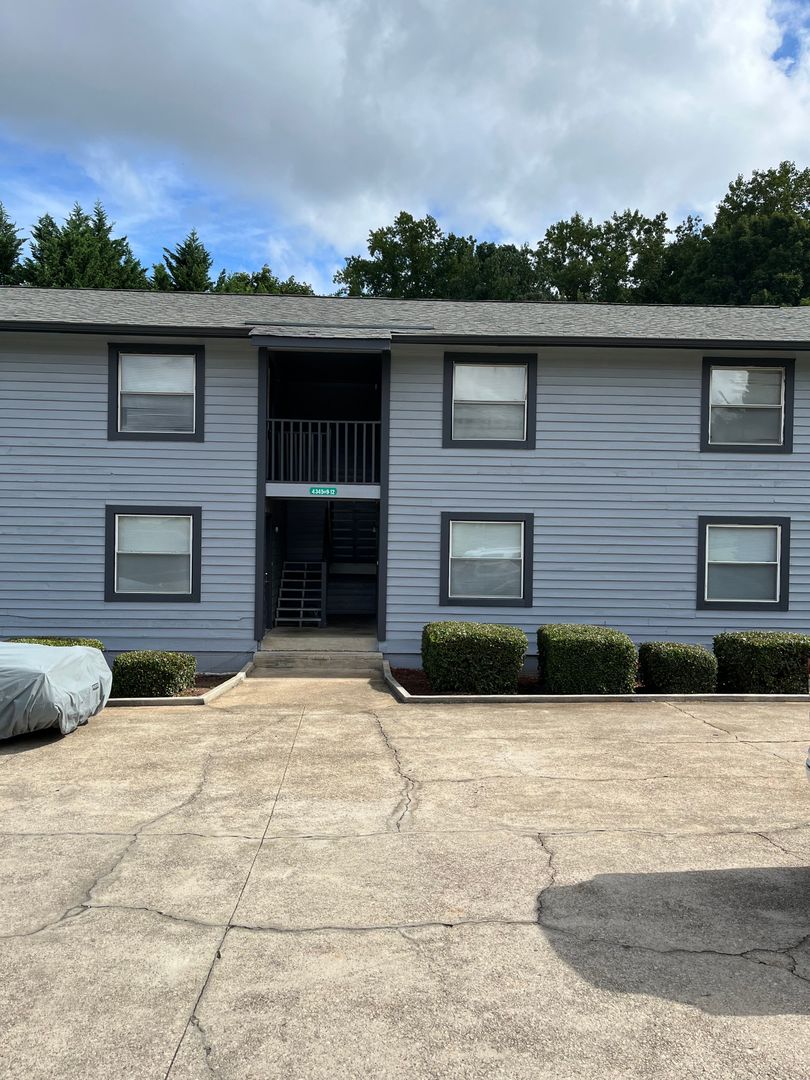 Oakwood Apartment: 4345 Oakwood Road