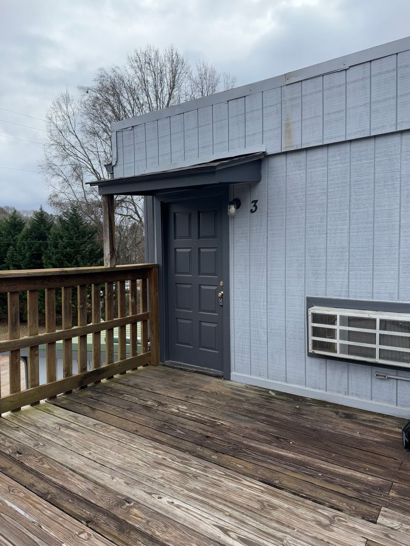 Oakwood Apartment: 4460 Oakwood Road