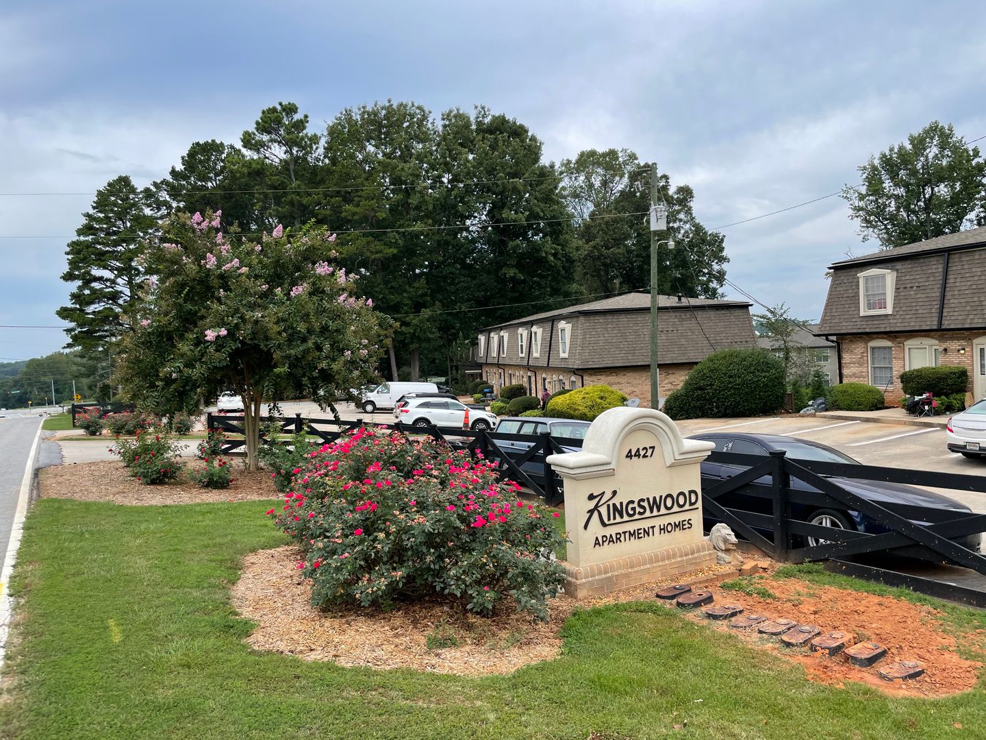 Oakwood Apartment: 4427 Oakwood Road