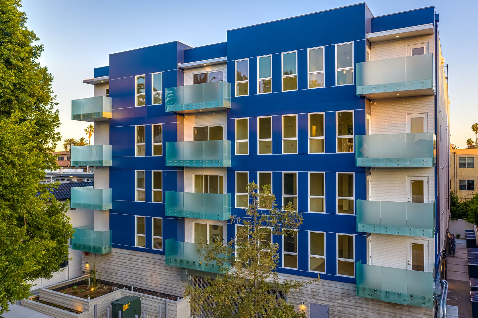 Los Angeles Apartment: 5122 W Maplewood Ave