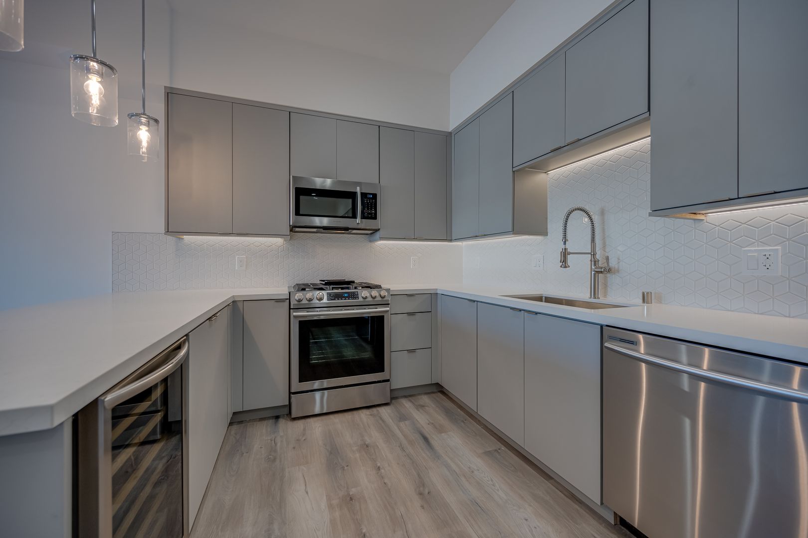 Los Angeles Apartment: 5122 W Maplewood Ave