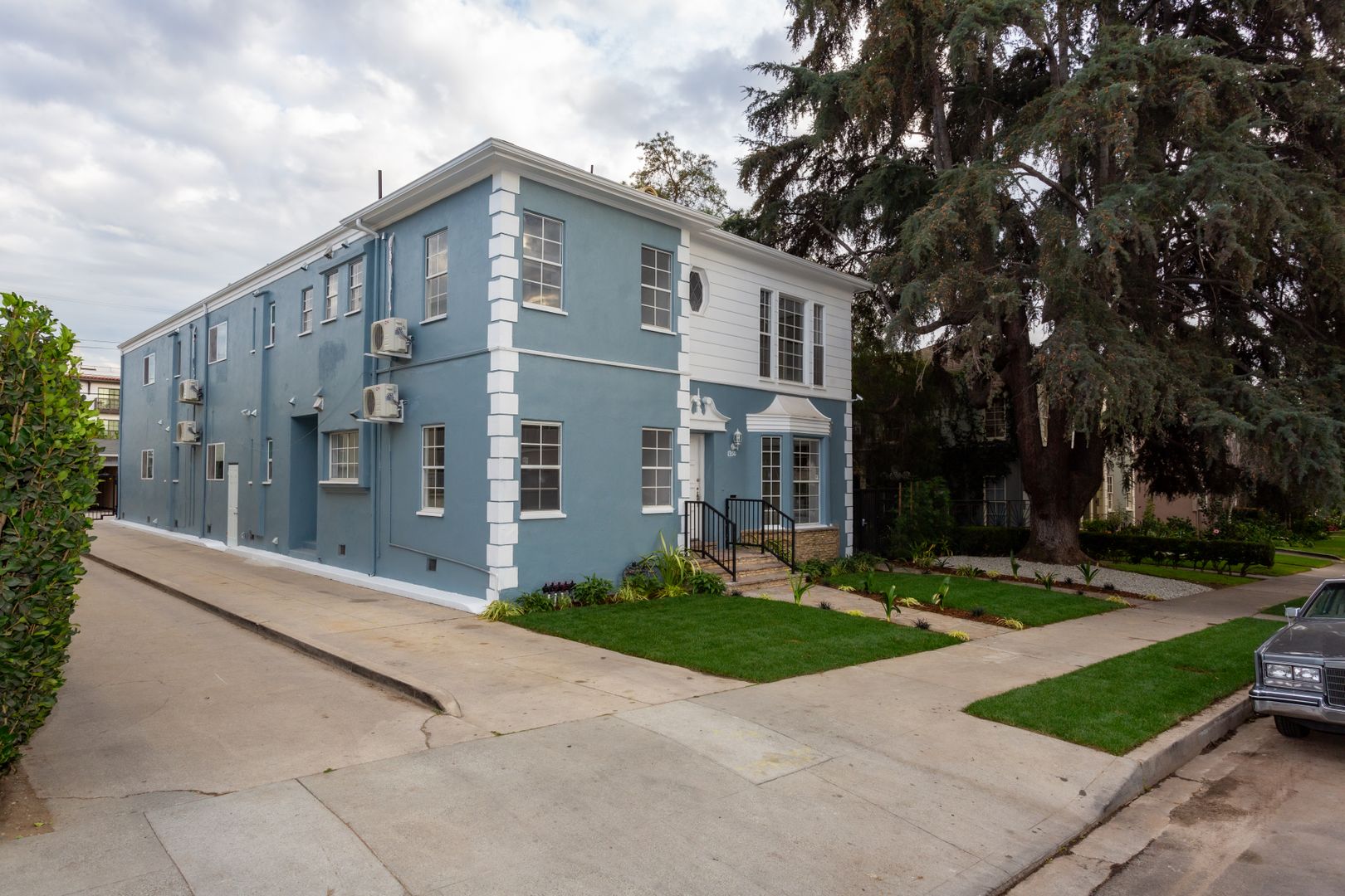 Los Angeles Apartment: 1344 N Alta Vista Blvd