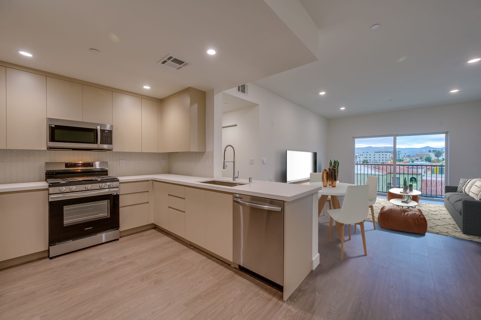 Los Angeles Apartment: 861 S Gramercy Place