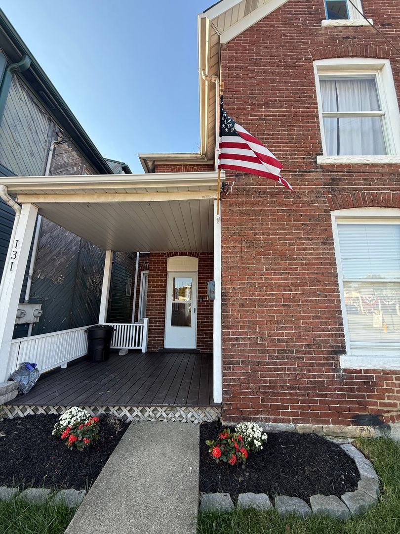 Cannonsburg House: 131 W Pike St