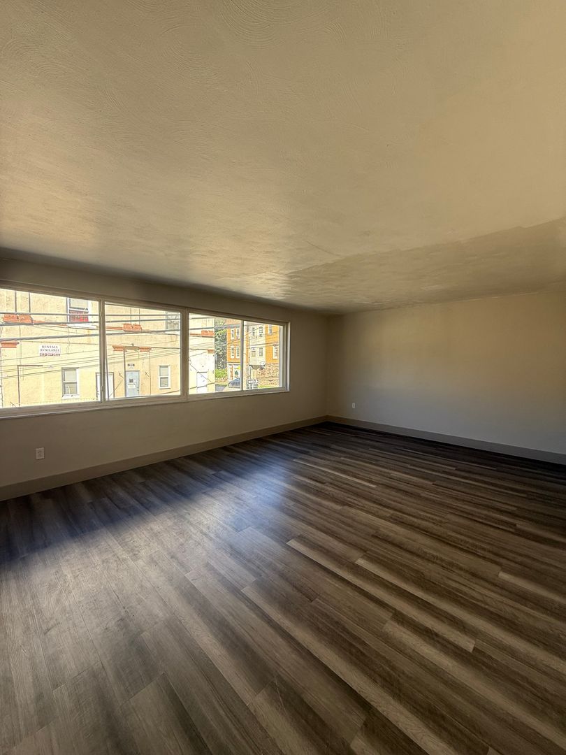 Pitcairn Apartment: 479 3rd St.