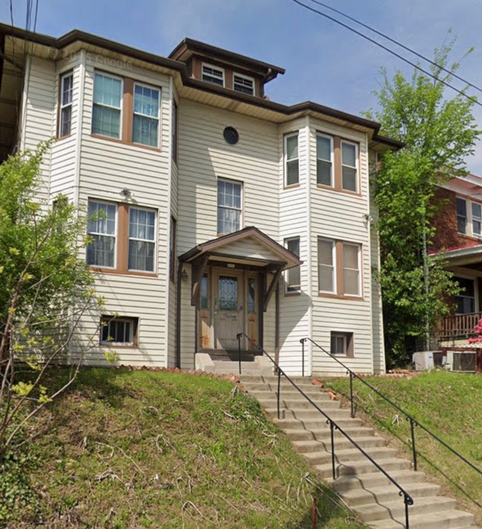 Pittsburgh Apartment: 2824 Clermont