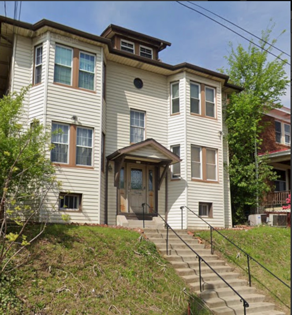 Pittsburgh Apartment: 2824 Clermont