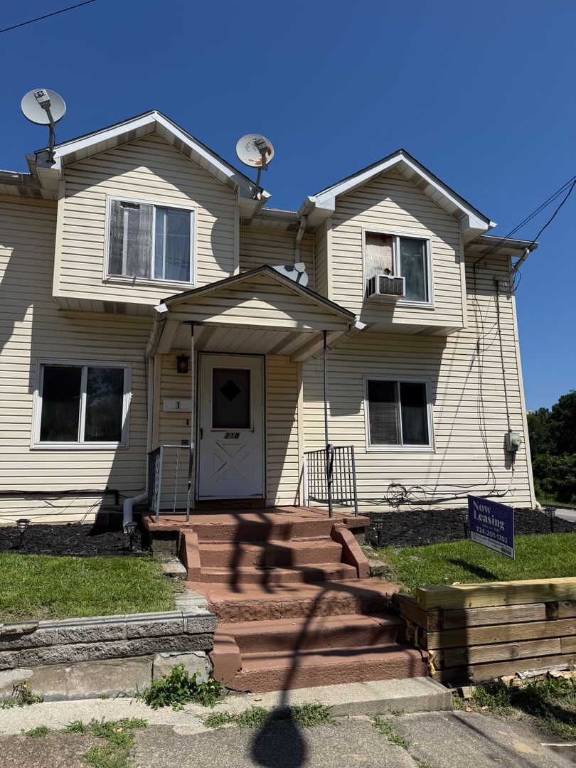 Springdale Apartment: 218 Butler St.