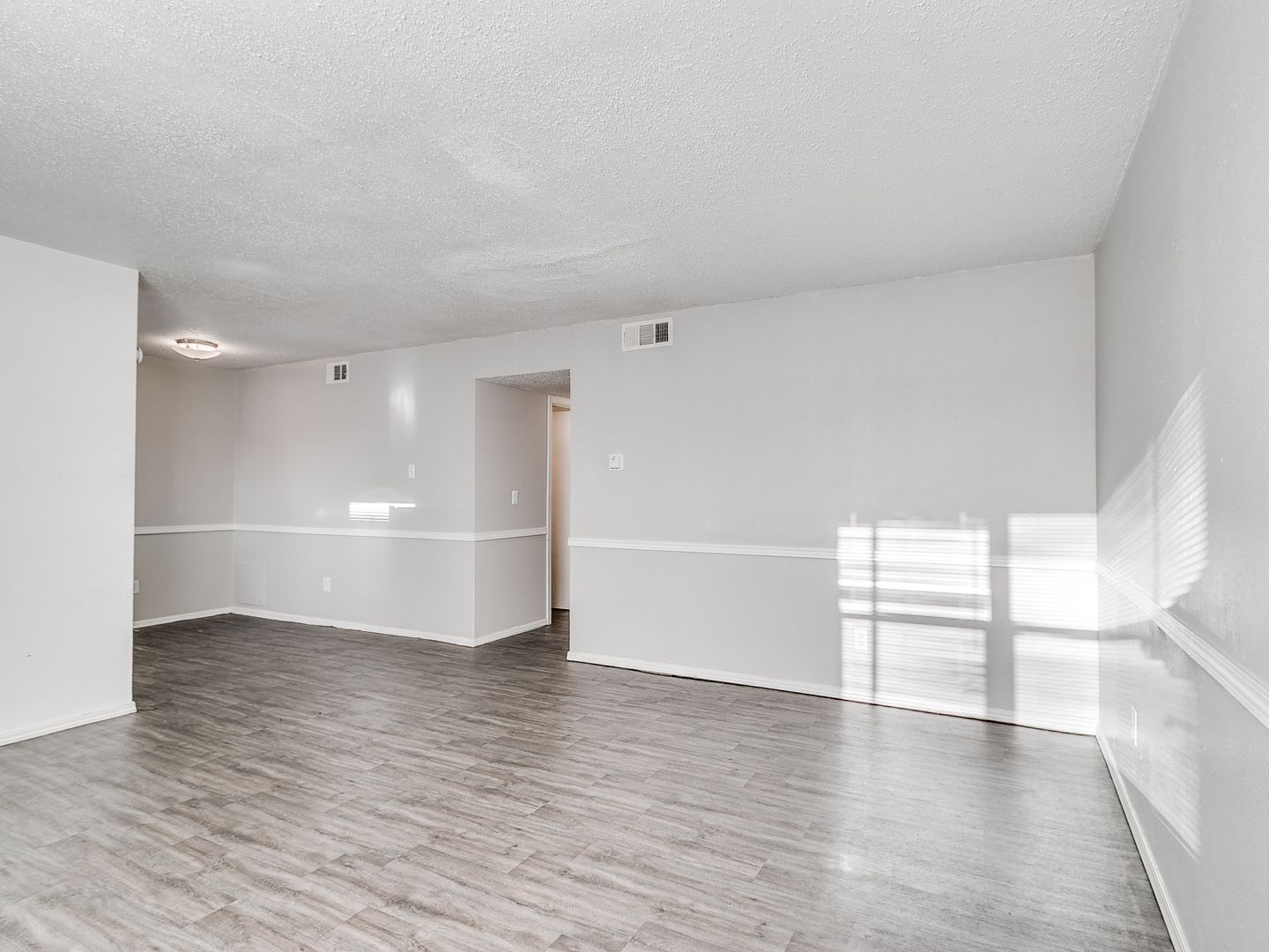 Noble Apartment: 901 E. Maguire Road