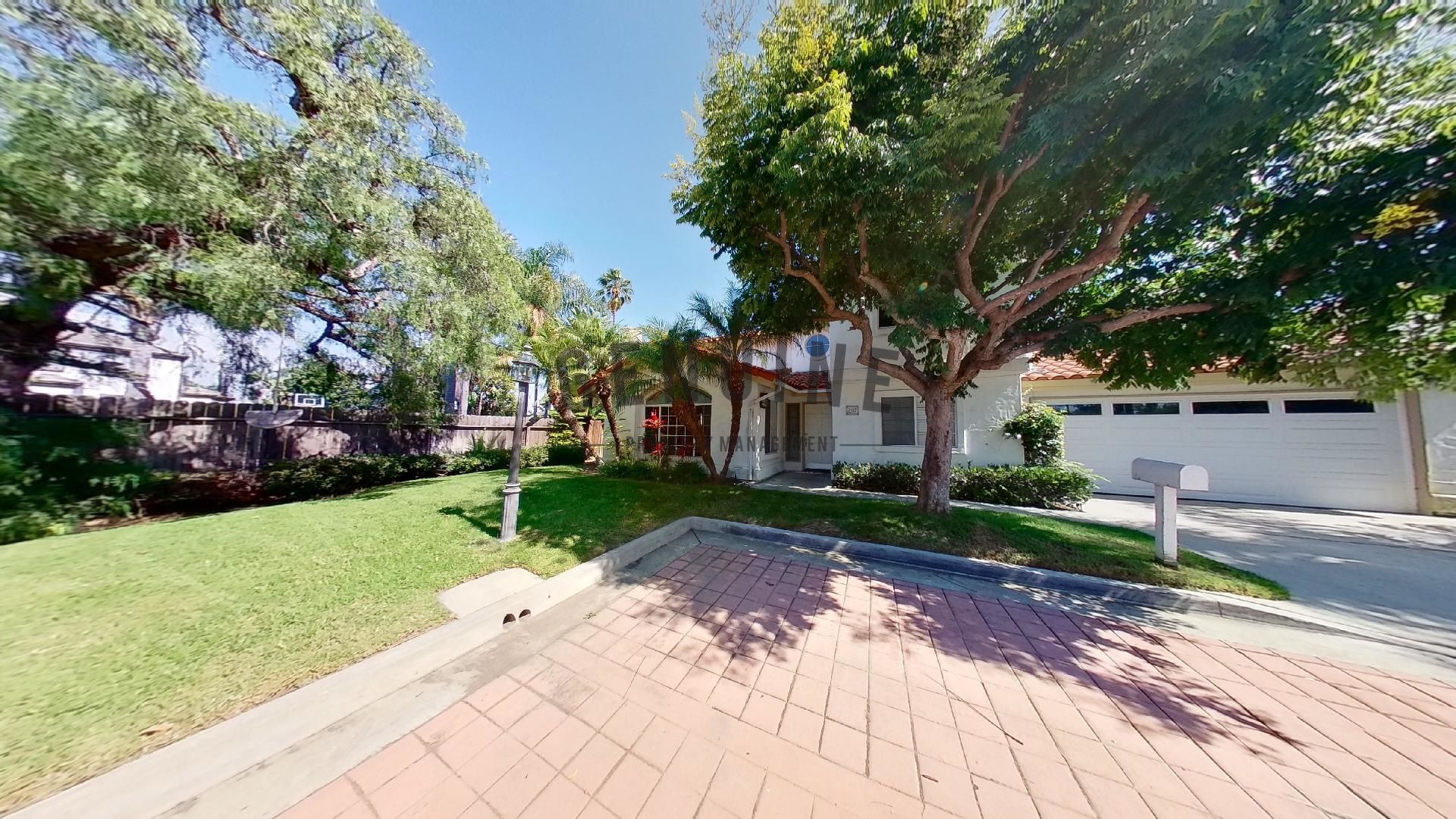 Costa Mesa House: 207 La Costa Ct
