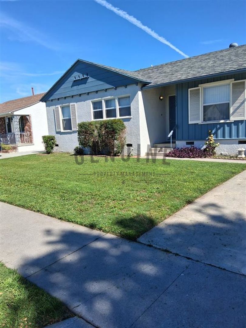 Lakewood House: 5232 Coke Ave