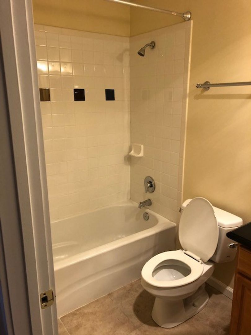 Bellevue Apartment: 417 Bellevue Way SE