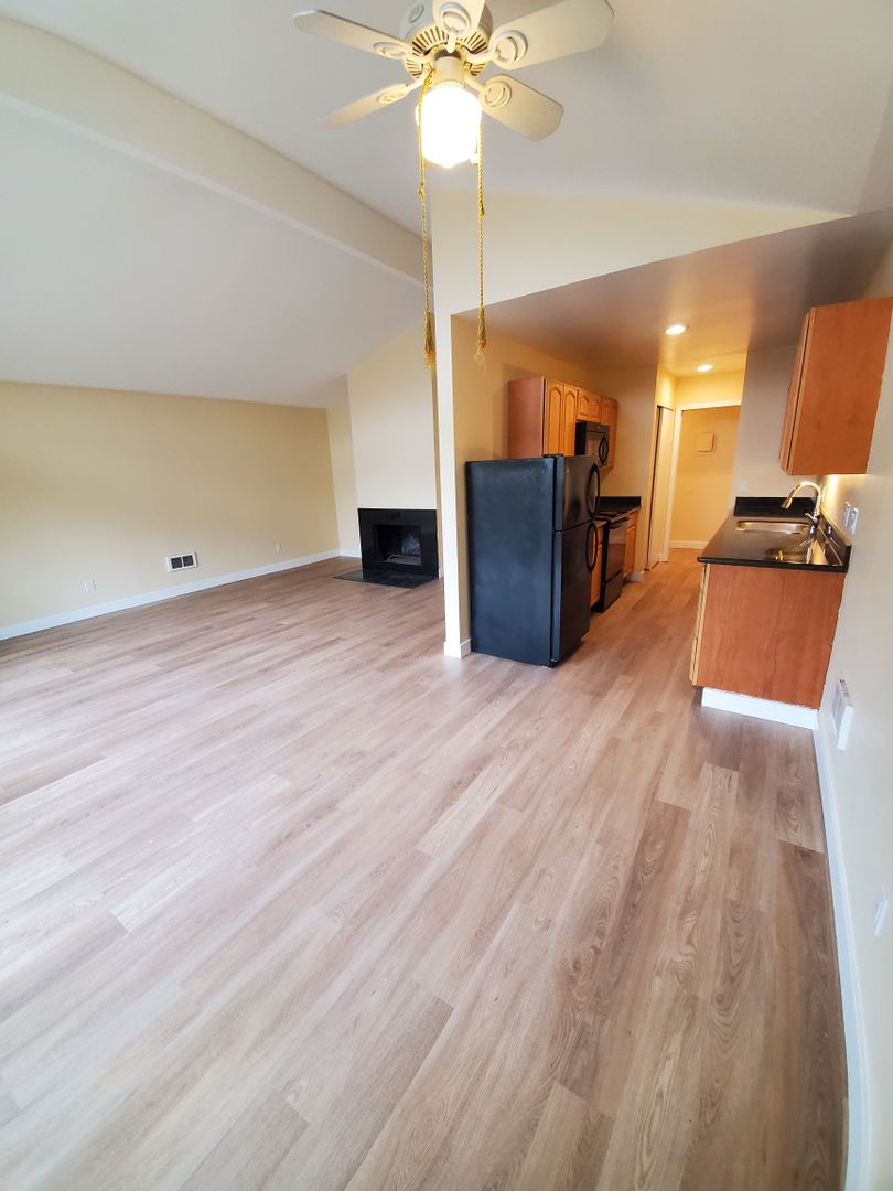 Bellevue Apartment: 417 Bellevue Way SE