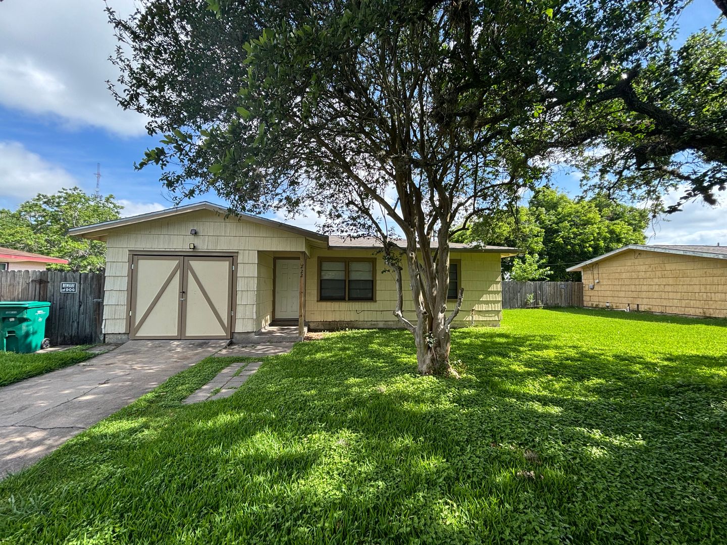 La Marque House: 222 Ruslee St