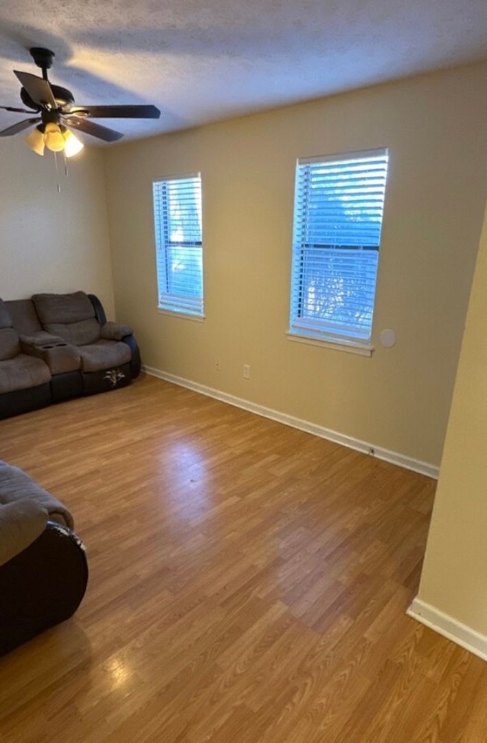 Athens Apartment: 106 Oak Park Court