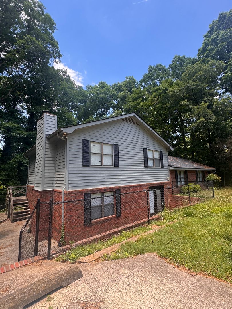 Athens Apartment: 1120 Sweetwater Circle