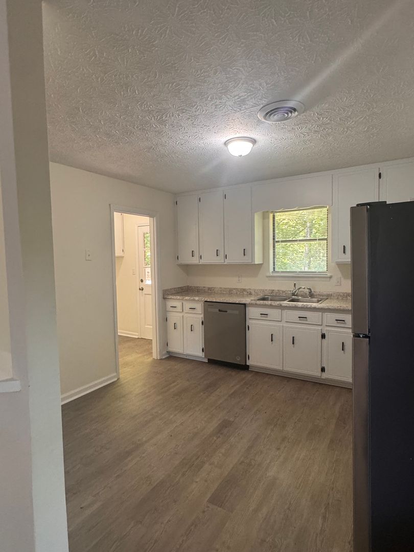 Athens Apartment: 1120 Sweetwater Circle