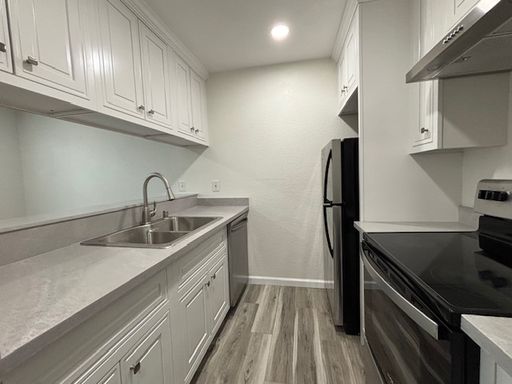 Upstairs Newly Renovated 2 bedroom 1 bath-tours starting 9/14