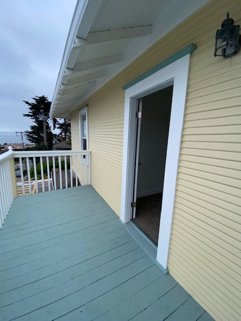 Monterey Apartment: 585 Laine Street
