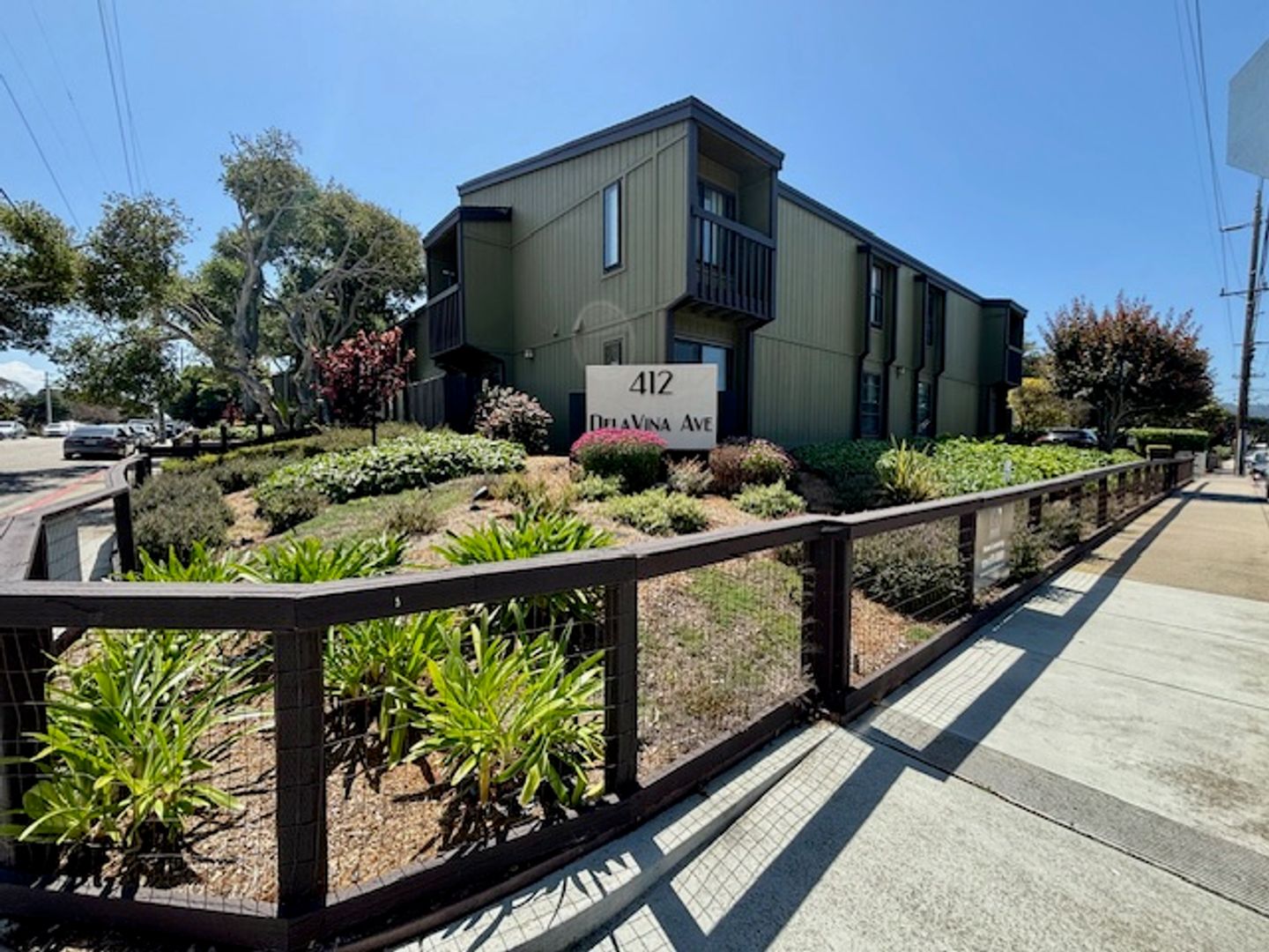 Monterey Apartment: 412 Dela Vina Ave