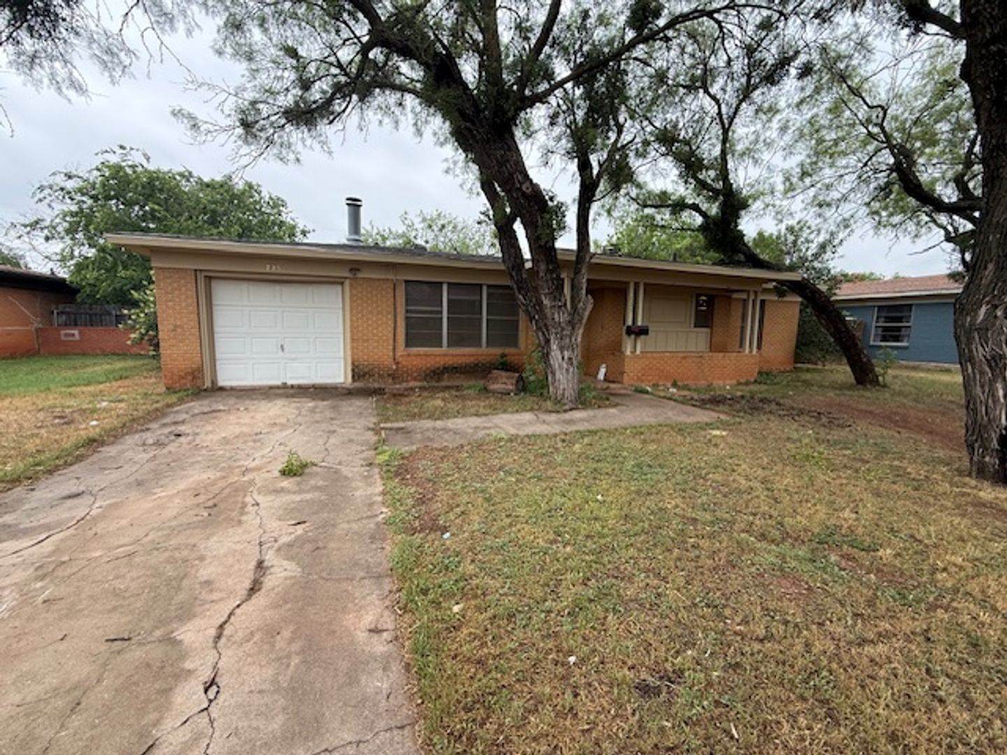 Abilene House: 725 S La Salle