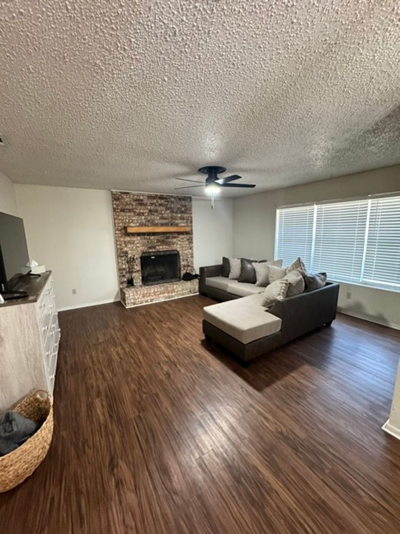 Abilene House: 985 Minter Lane