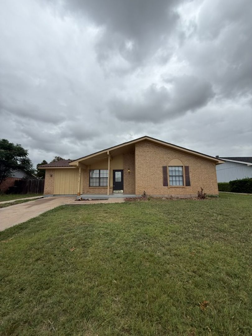 Abilene House: 7909 White Blvd