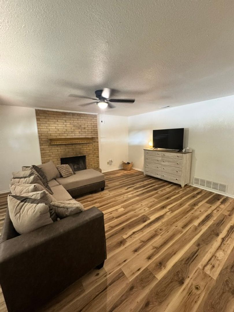 Abilene House: 937 Minter Lane