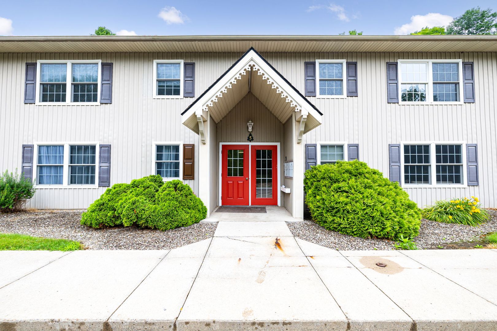 Palmyra Apartment: 222 Fayette Street