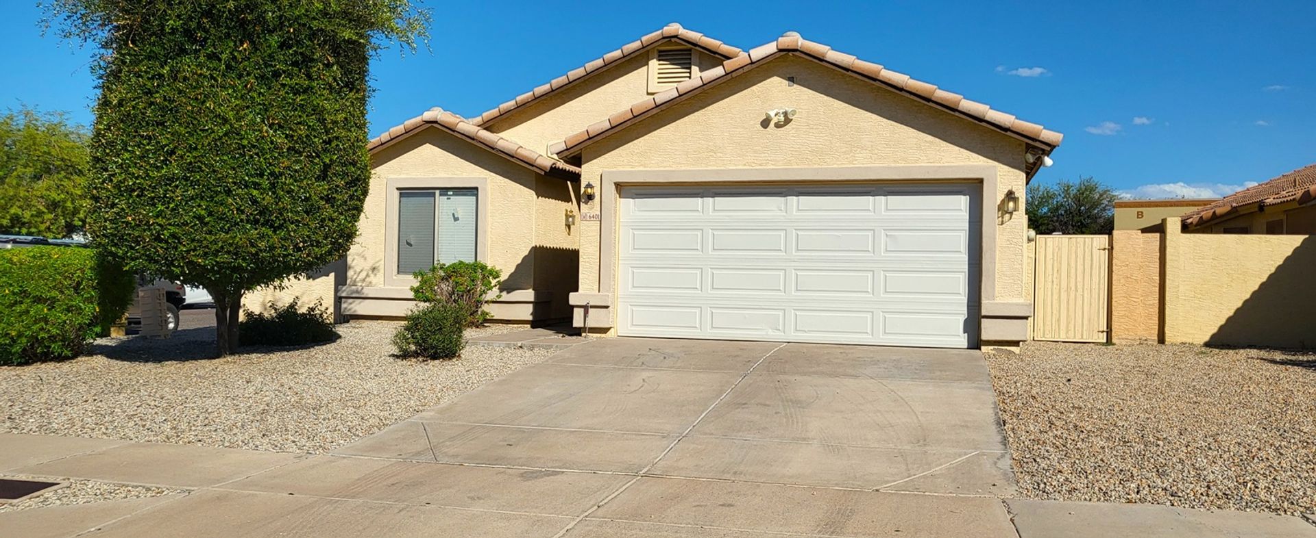 Lovely Corner Lot Home In South Phoenix!!!