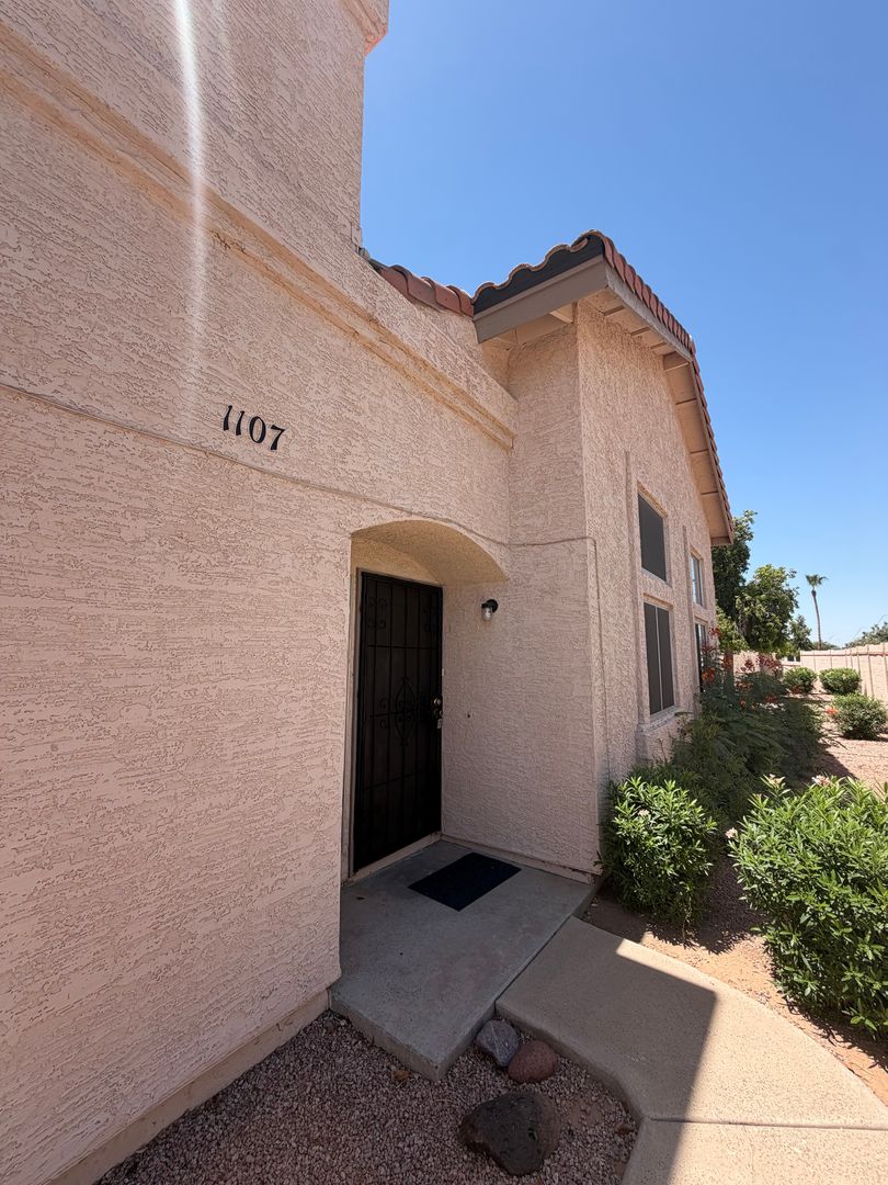 Chandler Townhome: 2019 W Lemon Tree Pl #1107