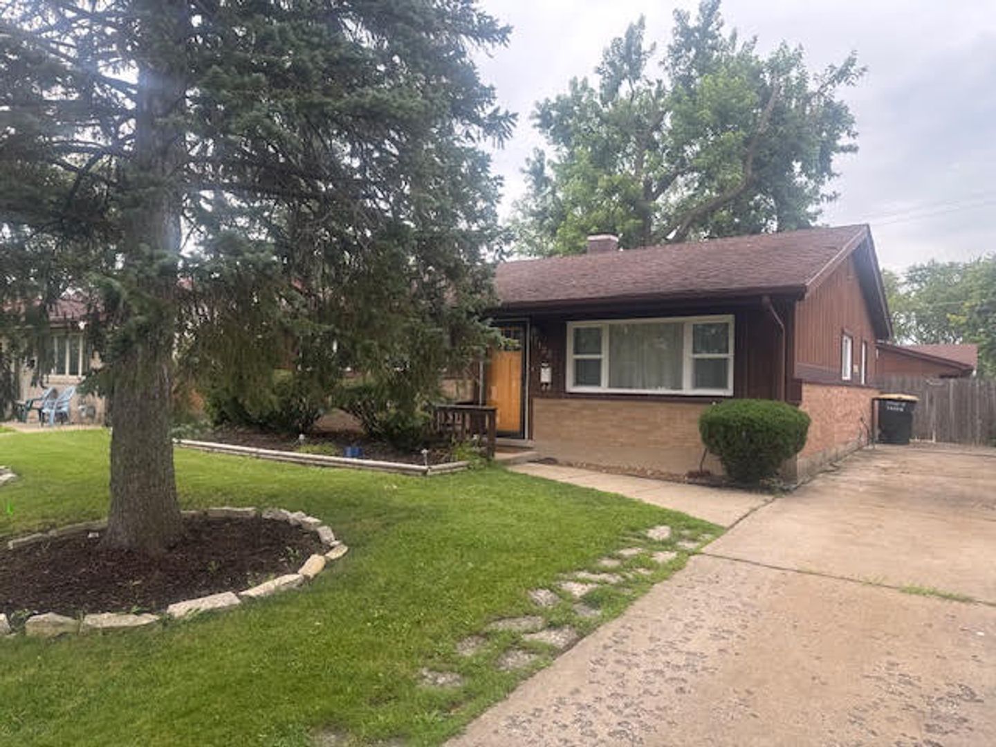 Lansing House: 17122 Roy St